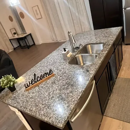 Charming 1-bedroom apartment in Leander, featuring AC, WiFi Отели в г. Леандер