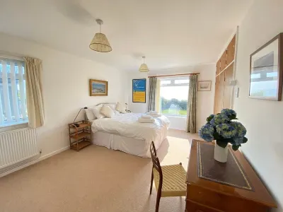 Large Family Coastal Retreat - Panoramic Views of Rest Bay, Porthcawl. Hotels in 