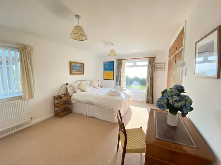 Large Family Coastal Retreat - Panoramic Views of Rest Bay, Porthcawl. Отели в г. Порткол