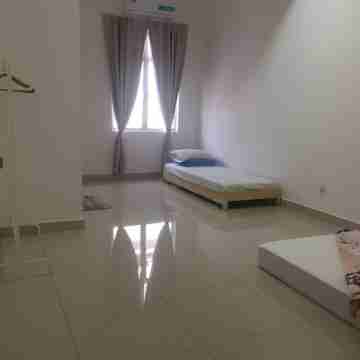 Near Senai International Airport, Park and JB<br>Sun and garden therapy Rooms