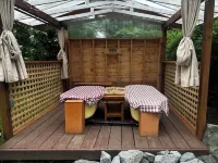 Cozy Cottage Retreat w/ Open Air Bath house, one minute walk to Squaxin Park