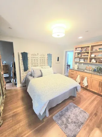 Delightful 2~bedroom, pet~friendly cottage~Walking distance to everything!