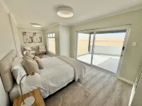 3-bedroom townhouse in tranquil Walvis Bay with, WiFi and modern finishes. Hotels in 