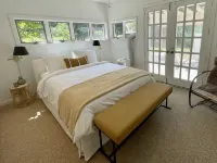 Silver Beach Hideaway: newly updated quiet cozy cottage - 4 min walk to beaches!