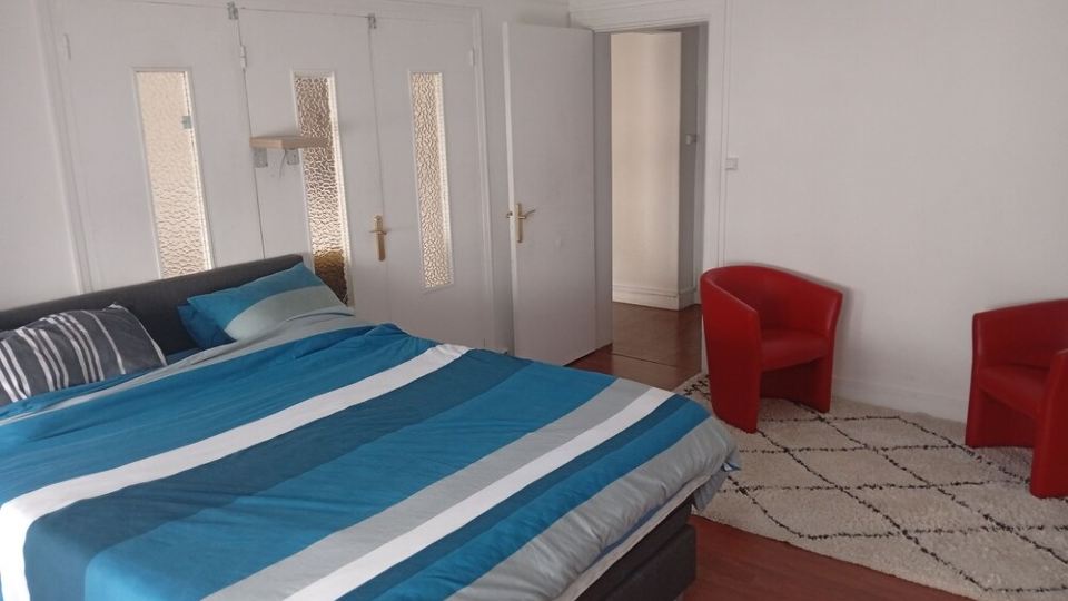 Apartment with bedroom, living room and fully equipped kitchen in the city center.