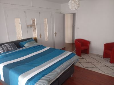Apartment with bedroom, living room and fully equipped kitchen in the city center.