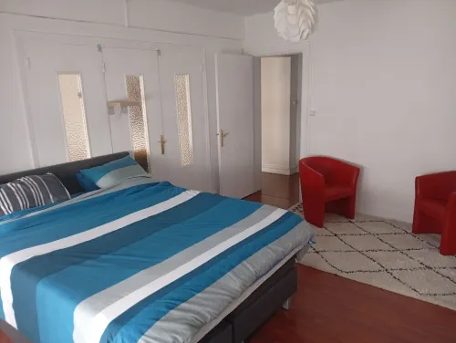 Apartment with bedroom, living room and fully equipped kitchen in the city center.