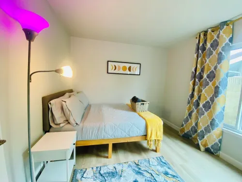 Charming 4-bedroom house with POOL, WiFi and  in delightful Placentia فنادق في Placentia