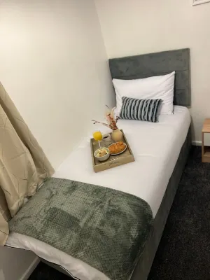 Morden Peace Luxury - Service Accommodation 월솔 아버리텀 주변 호텔