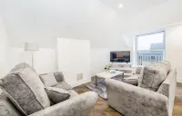 Your Gateway to Comfort: Relocators & Contractors' Haven Near the Airport Các khách sạn ở Wythenshawe