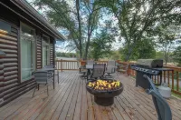 Fireside Cabin w/Hot Tub. 2 Bedrooms w/3 Queen Beds. Spacious