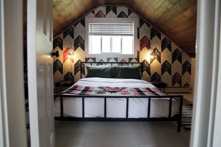 Crows Nest Mtn. Chalet - Hot Tub, Mtn Views, Dog Friendly