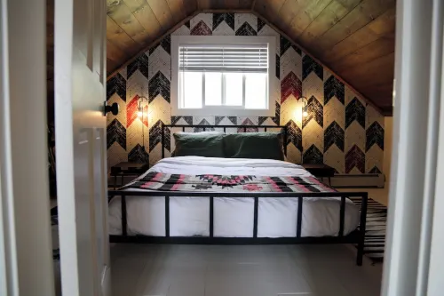 Crows Nest Mtn. Chalet - Hot Tub, Mtn Views, Dog Friendly