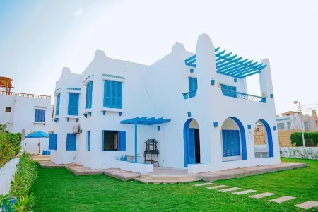 Modern 4 bedrooms Villa with private pool & garden In Tunis village Отели в г. Абшвай