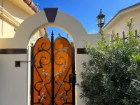 Luxurious little home! Hotels in Hialeah