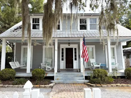 Historic Coastal Retreat: 3‑ Cape Cod Cottage w/ Courtyard, Porch & Bay Access