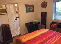 Charming 1-bedroom private suite. Easy walk to beach and boardwalk.