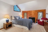 Harbor Cove 78- Harbor Springs Condo with private beach & close to skiing