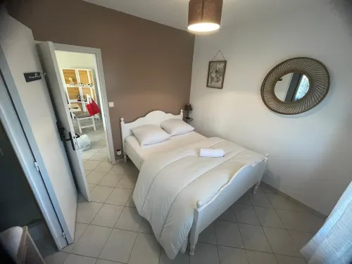 SUPERB APARTMENT (sleeps 6) with SEA VIEW TERRACE 50 metres from the BEACH