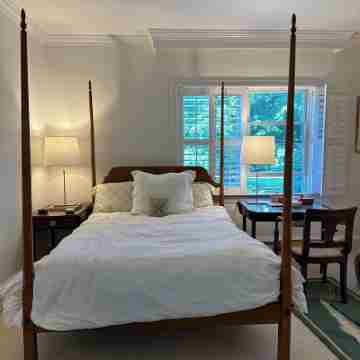 Tranquil 2-bedroom condo with AC in Guilded Age Mansion in Newport Rooms