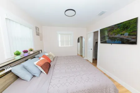 Delightful Retreat House/7 miles to beach downtown