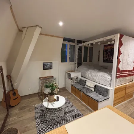 Charming little studio with lake and mountain views from the bed. Отели рядом с достопримечательностью «Железнодорожный вокзал Эвиан»