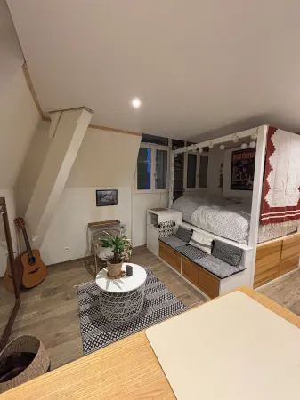 Charming little studio with lake and mountain views from the bed. Отели рядом с достопримечательностью «Buvette et Source Cachat»