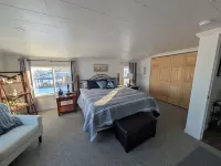 Beachfront home with beautiful view!  Spacious 4-bedroom in charming Kewaunee.