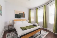 Boston 4BD-5 min walk to Train&Beach/10min-Airport-Free Parking