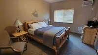 Comfortable Riverside Retreat on 4 acres in secluded Lowman Idaho. Sleeps 45+. Hotels in Boise County