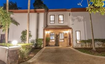 CoconutPalmsJacuzzipoolhugeproperty v136