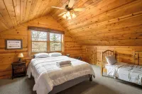 Sand Rock Lodge, Fire Pit, 3bd, 2bth sleeps 10 Hotels in Lyndon