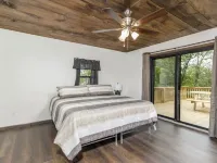 Spacious 5-bedroom just 1 minute from Bennett Spring State Park! Hotels in Laclede County
