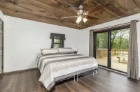 Spacious 5-bedroom just 1 minute from Bennett Spring State Park!