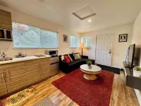 Modern Private Guest House in Seattle 레이크 시티 호텔