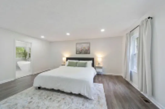 Modern and Spacious 4-Bedroom House Close to DC and National Harbor Hotels in Fort Washington