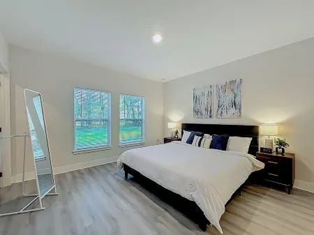 Brand New 3BR, 2BA, Sleeps 8, Near Key Sights