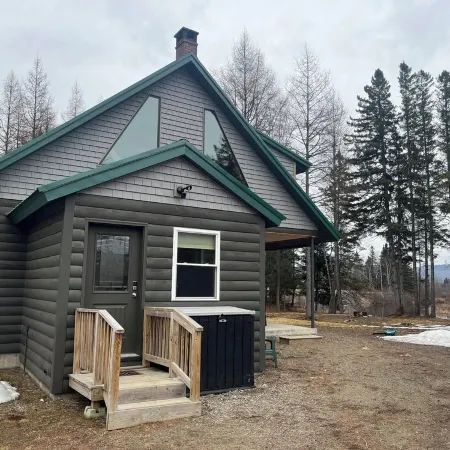 Beautiful Log Cabin on Moose River in Jackman ME Отели в г. Джэкман