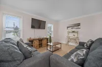 Charming 2-bd Apt in delightful Deer Park, OH with AC & strong WI-Fi