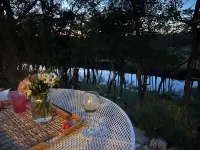 Charming 2-bedroom cottage on the River with 5 acres Hotels in Center Point