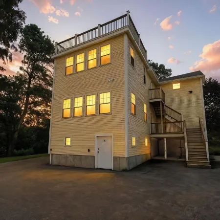 Spaciously Convenient Lake House 4 BR, 2 BA, Unit2