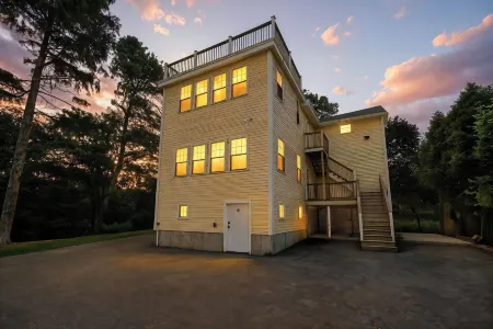 Spaciously Convenient Lake House 4 BR, 2 BA, Unit2