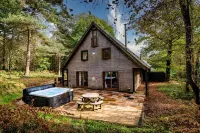 Stanton; woodland lodge for 14 with hot tub, log burner, BBQ, near Alton Towers.