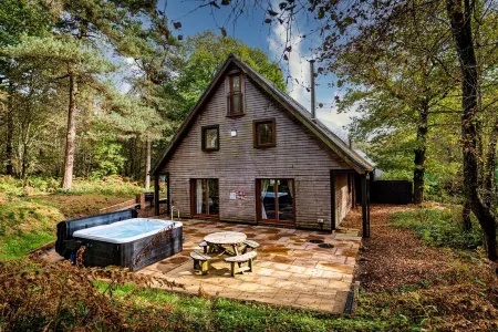 Stanton; woodland lodge for 14 with hot tub, log burner, BBQ, near Alton Towers. Отели рядом с достопримечательностью «Brown Edge Village Hall»