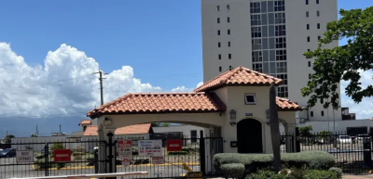 Smart Beachfront Condo with Pool & Ocean Views 酒店