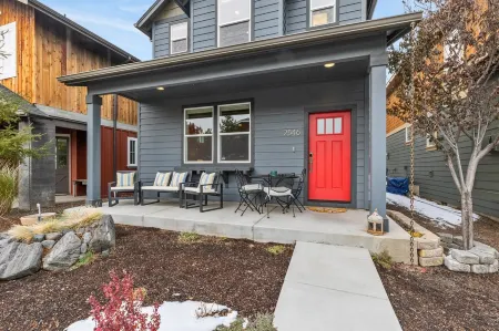 Modern Luxury Base Camp with 3 King Beds 1 Mile to Downtown Bend, 5-Star Reviews