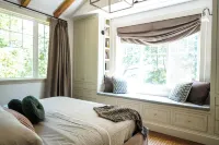 Modern Lake Champlain Lake House with Private Beach and Docks Hotels in Charlotte