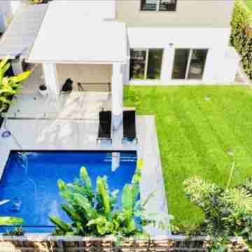 Mod lux family home. 20m  to Southbank & 30m to theme parks. A/C Pool Bball hoop Fitness & Recreational Facilities