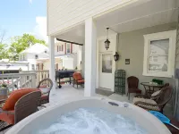 4-bedroom house in historic Berkeley Springs with AC, WiFi & Hot Tub Hotels in Berkeley Springs