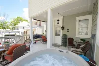 4-bedroom house in historic Berkeley Springs with AC, WiFi & Hot Tub Hotels in Berkeley Springs